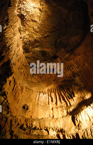 Rotunde Grotte in der Höhle Balcarka im mährischen Karst (Moravsky Kras) Bereich in der Nähe von Brünn, Tschechische Republik. Stockfoto