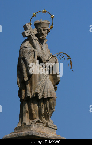 Johannes von Nepomuk. Statue im Innenhof Burg wahrscheinlich von 1714. Burg Bouzov, Mähren, Tschechische Republik. Stockfoto