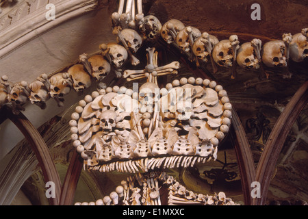 Das Schwarzenberger Wappen von menschlichen Knochen und Schädel in Sedlec Ossuary in Kutna Hora, Tschechien gemacht. Stockfoto