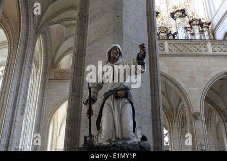 Holzstatue der mittelalterlichen Silber Bergmann in St. Barbara Kirche in Kutna Hora, Tschechien. Stockfoto