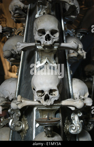 Kronleuchter aus menschlichen Knochen und Schädel in Sedlec Ossuary in Kutna Hora, Tschechien. Stockfoto