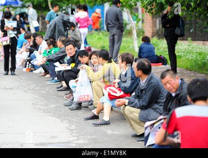 Changchun, China Jilin Provinz. 7. Juni 2014. Eltern der "Gaokao" Kandidaten warten außerhalb einer Prüfung Website der nationalen College-Aufnahmeprüfung in Changchun Nr. 2 experimentelle High School in Changchun, Hauptstadt des nordöstlichen Chinas Provinz Jilin, 7. Juni 2014. Die Prüfung, bekannt als der "Gaokao", begann am Samstag. Insgesamt 9,39 Millionen Menschen haben registriert, für die Prüfung in diesem Jahr um 6,98 Millionen Stellenangebote in Universitäten und Fachhochschulen wetteifern. © Xu Chang/Xinhua/Alamy Live-Nachrichten Stockfoto