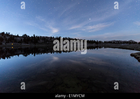 Sterne Reflexionen im Cirque See hoch im südlichen Sierra Wildnis Kaliforniens. Stockfoto