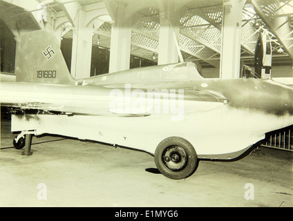 Die Messerschmitt ME 163 Komet war ein deutscher Raketenabfangjäger, der während des Zweiten Weltkriegs eingesetzt wurde. Sie war bekannt für seine Geschwindigkeit und sein einzigartiges Design, was sie zu einem herausragenden in der Geschichte der Entwicklung von Düsenflugzeugen machte. Stockfoto