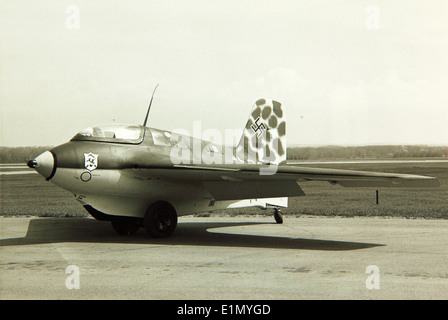 Der Messerschmitt ME 163 Komet war ein deutscher Raketenabfangjäger, der in den letzten Jahren des Zweiten Weltkriegs eingesetzt wurde. Er war für seine unglaubliche Geschwindigkeit bekannt und wurde entwickelt, um alliierte Bomber in großer Höhe abzufangen, war aber bekanntermaßen schwer zu kontrollieren. Stockfoto