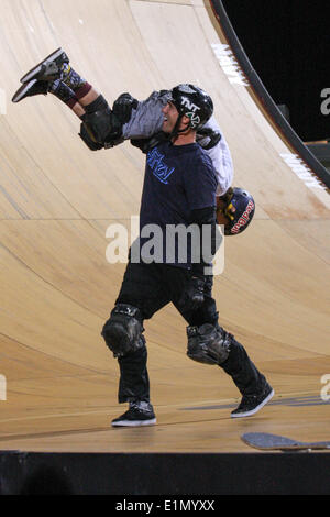 Austin, Texas, USA. 6. Juni 2014. Vierzehn Jahre alten Tom Schaar ruft eine Ift aus 11 gold Medaille Sieger Bob Burnquist, nachdem Schaar nach Hause nahm das Gold in der Skateboard Big Air Final in 2014 X Spiele Austin. Bildnachweis: Rustin Gudim/ZUMAPRESS.com/Alamy Live-Nachrichten Stockfoto