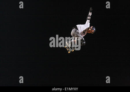 Austin, Texas, USA. 6. Juni 2014. Vierzehn Jahre alten Tom Schaar ruft eine Ift aus 11 gold Medaille Sieger Bob Burnquist, nachdem Schaar nach Hause nahm das Gold in der Skateboard Big Air Final in 2014 X Spiele Austin. Bildnachweis: Rustin Gudim/ZUMAPRESS.com/Alamy Live-Nachrichten Stockfoto