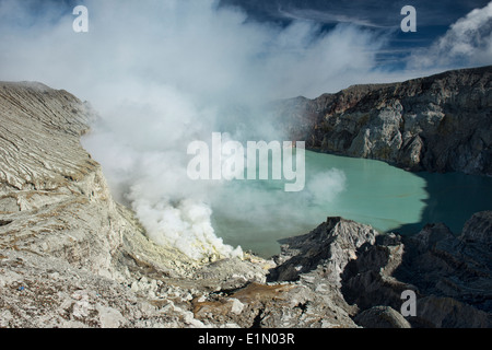 Blick auf das Rauchen Kawah Ijen Vulkankrater und See, Java, Indonesien Stockfoto