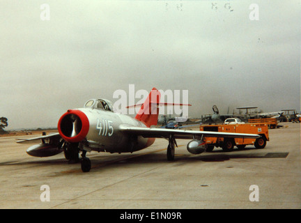 Die MiG-15, ein sowjetisch gebauter Jets, war eines der fortschrittlichsten Flugzeuge des Koreakrieges. Die MiG-15, bekannt unter ihrem NATO-Berichtsnamen "Fagot", war während des Konflikts ein bedeutender Teil der sowjetischen und chinesischen Streitkräfte und demonstrierte Geschwindigkeit, Agilität und Kampffähigkeit in Hundeschlägen gegen US-Flugzeuge. Stockfoto