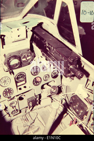 Die Mitsubishi A6M Zero war ein Langstreckenflugzeug, das während des Zweiten Weltkriegs von der Kaiserlichen Japanischen Marine eingesetzt wurde. Sie wurde zu einem der legendärsten Flugzeuge des Krieges, bekannt für seine Manövrierfähigkeit und Geschwindigkeit und spielte eine entscheidende Rolle in Schlachten wie Pearl Harbor und Midway. Stockfoto