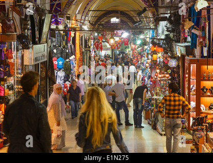 Istanbul, Türkei. Einkaufen in einem Durchgang des Kapali Carsi, dem großen Basar. Stockfoto