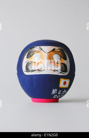 Japan. 2. Juni 2014. Daruma Puppe, 2. Juni 2014 - Fußball: der Daruma-Puppe mit der Farbe der japanischen Fußball-Nationalmannschaft, in Japan blau lackiert. © AFLO/Alamy Live-Nachrichten Stockfoto