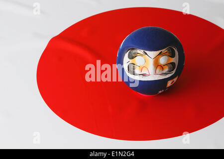 Japan. 2. Juni 2014. Daruma Puppe, 2. Juni 2014 - Fußball: der Daruma-Puppe mit der Farbe der japanischen Fußball-Nationalmannschaft, in Japan blau lackiert. © AFLO/Alamy Live-Nachrichten Stockfoto