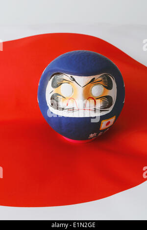 Japan. 2. Juni 2014. Daruma Puppe, 2. Juni 2014 - Fußball: der Daruma-Puppe mit der Farbe der japanischen Fußball-Nationalmannschaft, in Japan blau lackiert. © AFLO/Alamy Live-Nachrichten Stockfoto