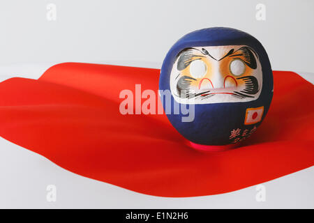 Japan. 2. Juni 2014. Daruma Puppe, 2. Juni 2014 - Fußball: der Daruma-Puppe mit der Farbe der japanischen Fußball-Nationalmannschaft, in Japan blau lackiert. © AFLO/Alamy Live-Nachrichten Stockfoto