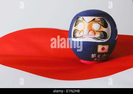 Japan. 2. Juni 2014. Daruma Puppe, 2. Juni 2014 - Fußball: der Daruma-Puppe mit der Farbe der japanischen Fußball-Nationalmannschaft, in Japan blau lackiert. © AFLO/Alamy Live-Nachrichten Stockfoto