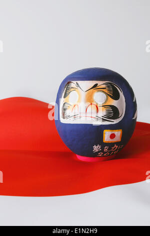 Japan. 2. Juni 2014. Daruma Puppe, 2. Juni 2014 - Fußball: der Daruma-Puppe mit der Farbe der japanischen Fußball-Nationalmannschaft, in Japan blau lackiert. © AFLO/Alamy Live-Nachrichten Stockfoto