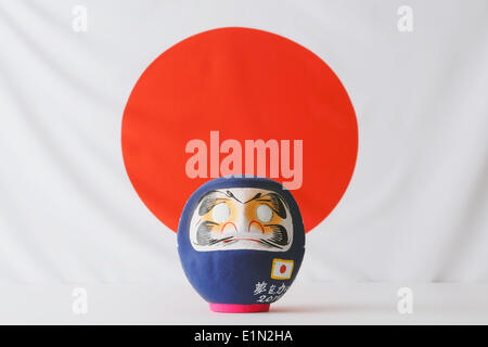 Japan. 2. Juni 2014. Daruma Puppe, 2. Juni 2014 - Fußball: der Daruma-Puppe mit der Farbe der japanischen Fußball-Nationalmannschaft, in Japan blau lackiert. © AFLO/Alamy Live-Nachrichten Stockfoto