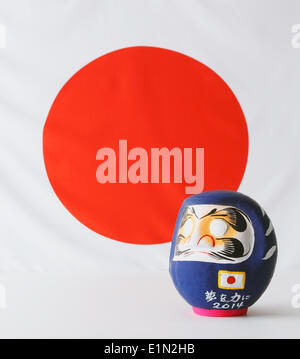 Japan. 2. Juni 2014. Daruma Puppe, 2. Juni 2014 - Fußball: der Daruma-Puppe mit der Farbe der japanischen Fußball-Nationalmannschaft, in Japan blau lackiert. © AFLO/Alamy Live-Nachrichten Stockfoto