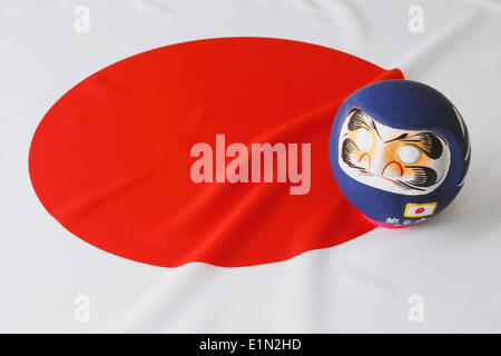 Japan. 2. Juni 2014. Daruma Puppe, 2. Juni 2014 - Fußball: der Daruma-Puppe mit der Farbe der japanischen Fußball-Nationalmannschaft, in Japan blau lackiert. © AFLO/Alamy Live-Nachrichten Stockfoto