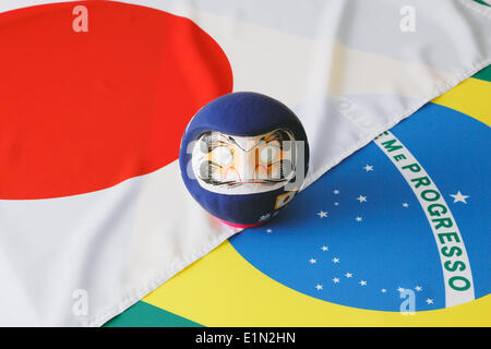 Japan. 2. Juni 2014. Daruma Puppe, 2. Juni 2014 - Fußball: der Daruma-Puppe mit der Farbe der japanischen Fußball-Nationalmannschaft, in Japan blau lackiert. © AFLO/Alamy Live-Nachrichten Stockfoto