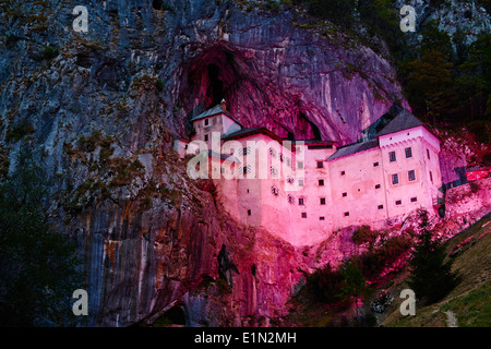 Slowenien, Notranjska Region, mittelalterliche Burg Predjama bei Nacht Stockfoto