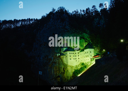 Slowenien, Notranjska Region, mittelalterliche Burg Predjama bei Nacht Stockfoto
