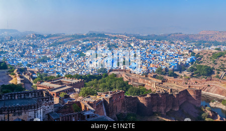 Panorama von Jodhpur, bekannt als "Blaue Stadt" durch die blau lackierten Brahmane beherbergt. Blick vom Mehrangarh Fort, vielbereiste, Indien Stockfoto