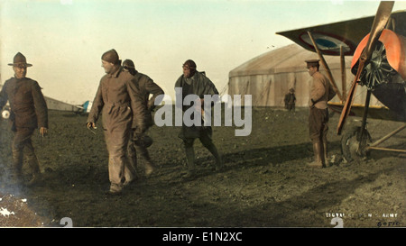 Die Nieuport 11 war ein französisches zweiflügeliges Kampfflugzeug, das während des Ersten Weltkriegs eingesetzt wurde. Sie war bekannt für ihre geringe Größe, Agilität und überlegene Manövrierfähigkeit, was sie zu einem der leistungsstärksten Flugzeuge in frühen Luftkämpfen machte. Stockfoto