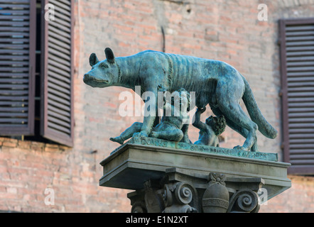 Siena, Provinz Siena, Toskana, Italien. Statue von Romulus und Remus von der Wölfin gesäugt wird. Stockfoto