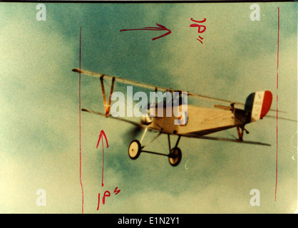 Die Nieuport 11, ein französischer Doppeldecker, wurde während des Ersten Weltkriegs als Kampfflugzeug eingesetzt. Bekannt für seine Agilität und Manövrierfähigkeit, war der Nieuport 11 ein wichtiger Teil der Luftkampfstrategie der Alliierten. Stockfoto