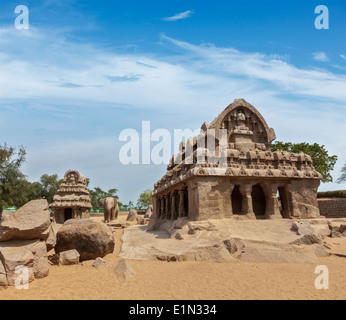Fünf Rathas - alten hinduistischen monolithischen indische Felsen gehauene Architektur. Mahabalipuram, Tamil Nadu, Südindien Stockfoto