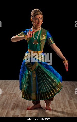 Schöne Mädchen Tänzerin der indischen klassischen Tanz Bharatanatyam Stockfoto