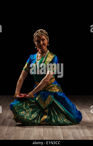 Schöne Mädchen Tänzerin der indischen klassischen Tanz Bharatanatyam Stockfoto