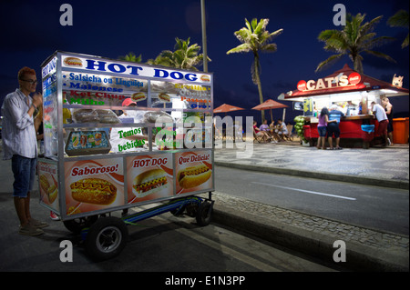 RIO DE JANEIRO, Brasilien - 19. Januar 2014: Kunden sammeln bei mobilen Hot Dog Wagen und Kiosk Ipanema beach. Stockfoto