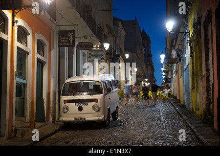 SALVADOR, Brasilien - 13. Oktober 2013: Klassische Volkswagen Kombi van, die endete die Produktion im Jahr 2013 steht in Pelourinho geparkt Stockfoto