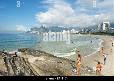 Szenische Morgen Blick auf Strand von Ipanema aus den Felsen von Arpoador mit Skyline der Stadt Rio De Janeiro Brasilien Stockfoto