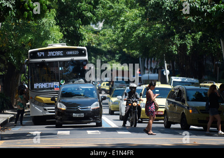 RIO DE JANEIRO, Brasilien - ca. März 2013: Verkehr angehalten an einer Kreuzung im grünen Stadtteil von Ipanema. Stockfoto