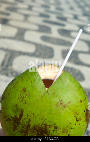 Frische grüne brasilianischen Coco Verde trinken Kokosnuss am Strand von Ipanema Promenade Rio De Janeiro Brasilien Stockfoto