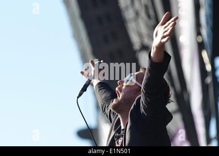 Nuerburg, Deutschland. 6. Juni 2014. Tom Meighan, Frontmann der britischen Rockband Kasabian führt, während das Rockfestival "Rock am Ring" am Nürburgring in der Nähe von Nuerburg, Deutschland, 6. Juni 2014. Es ist der 29. Rock am Ring und das letzte Mal es wird stattfinden am Nürburgring. Foto: Thomas Frey/Dpa/Alamy Live News Stockfoto