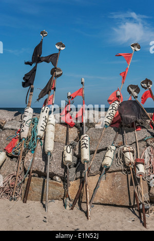 Im Hafen von Vitt sind Bojen mit roten und schwarzen Fahnen, Insel Rügen, Mecklenburg-Western Pomerania, Deutschland, Europa Stockfoto