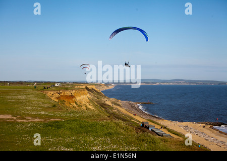 Gleitschirmflieger über die Küste von Hampshire im Barton am Meer Stockfoto