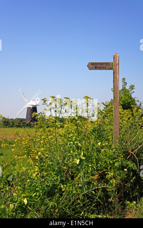 Eine eingeschränkte Byway Zeichen auf dem Land im Burnham Overy Staithe, Norfolk, England, Vereinigtes Königreich. Stockfoto