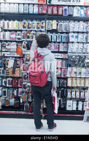 Tokyo Japan 2104 - Handy Hüllen und Zubehör Elektrofachmarkt am Bic Camera Stockfoto