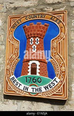 Westen des Landes Ales Keramik Plakette an der Wand des Marlborough Arms Pub Cirencester Gloucestershire UK Stockfoto