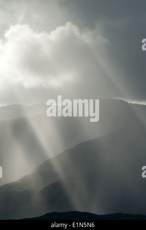 Sonnenstrahlen durch Wolke über Berg am Loch Linnhe Schottland Stockfoto