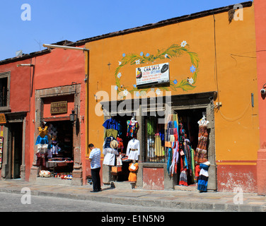 Kleiner Laden mit waren draußen hängen in San Miguel de Allende, Guanajuato, Mexiko Stockfoto