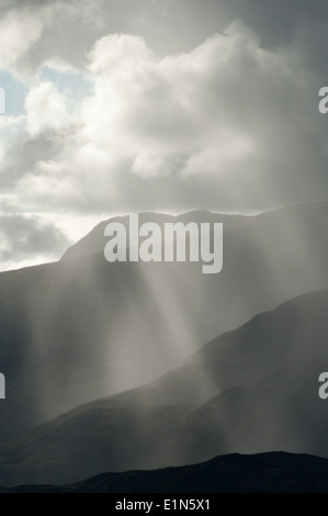 Sonnenstrahlen durch Wolke über Berg am Loch Linnhe Schottland Stockfoto