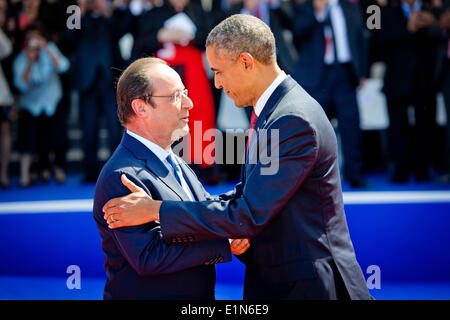 Normandie, Frankreich. 6. Juni 2014. Französische Präsident Francois Hollande (L) und US-Präsident Barack Obama anlässlich des 70. Jahrestages des d-Day Landungen, am Sword Beach, Ouistreham, Normandie, Frankreich, 6. Juni 2014. Foto: Patrick van Katwijk Niederlande und Frankreich OUTS - NO WIRE SERVICE - NO WIRE SERVICE Credit: Dpa picture-Alliance/Alamy Live News Stockfoto