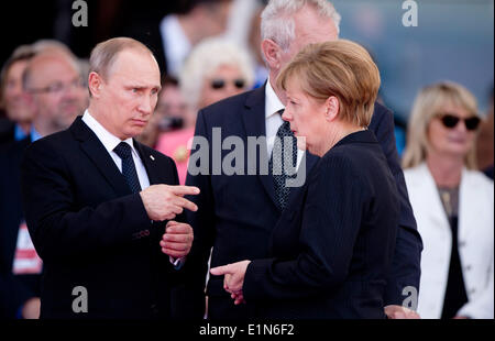 Normandie, Frankreich. 6. Juni 2014. Russischer Präsident Vladimir Putin (L) plaudert mit German Chancellor Angela Merkel (R) während der 70. Jahrestag des d-Day Landungen, am Sword Beach, Ouistreham, Normandie, Frankreich, 6. Juni 2014. Foto: Patrick van Katwijk Niederlande und Frankreich aus - NO WIRE SERVICE - NO WIRE SERVICE Credit: Dpa picture-Alliance/Alamy Live News Stockfoto